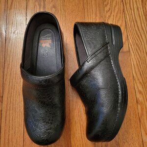 Dansko XP 42 Black Professional‎ Tooled Floral Leather Clogs Stapled Non Slip